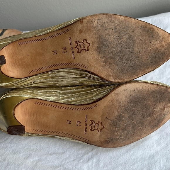 Larry Stuart Collection vintage gold plisse pleated crinkle gold pumps - Picture 6 of 7